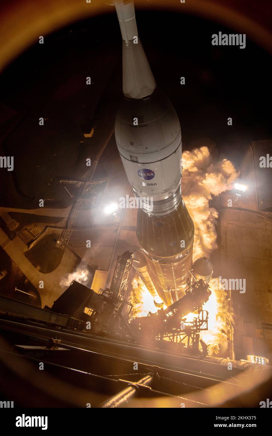 KENNEDY SPACE CENTER, FLORIDA, EE.UU. - 16 Noviembre 2022 - ¡Liftoff! El Sistema de Lanzamiento Espacial de la NASA que lleva la nave espacial Orion se levanta de la plataforma en el Lanzamiento Foto de stock