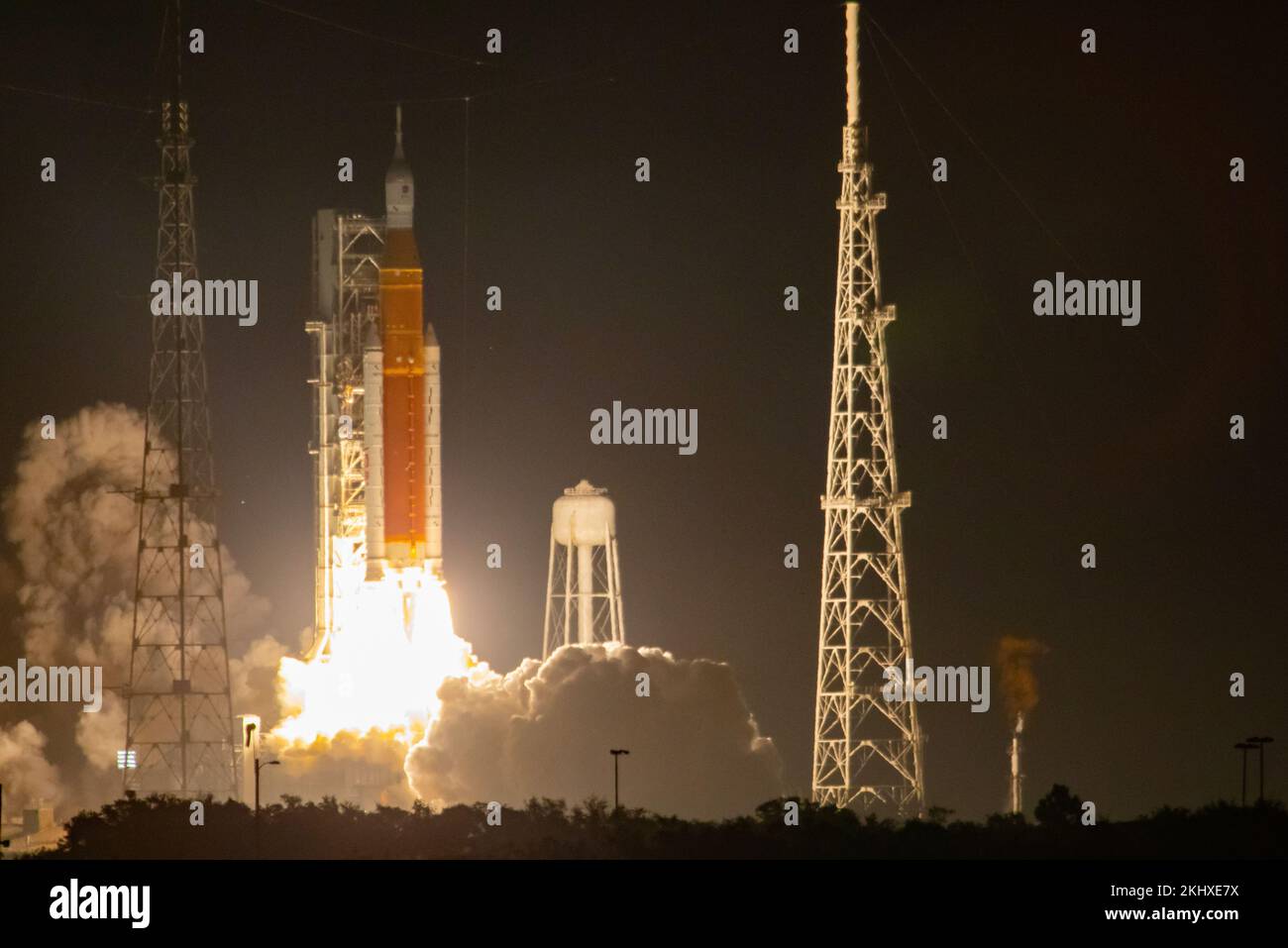 KENNEDY SPACE CENTER, FLORIDA, EE.UU. - 16 Noviembre 2022 - ¡Liftoff! El Sistema de Lanzamiento Espacial de la NASA que lleva la nave espacial Orion se levanta de la plataforma en el Lanzamiento Foto de stock
