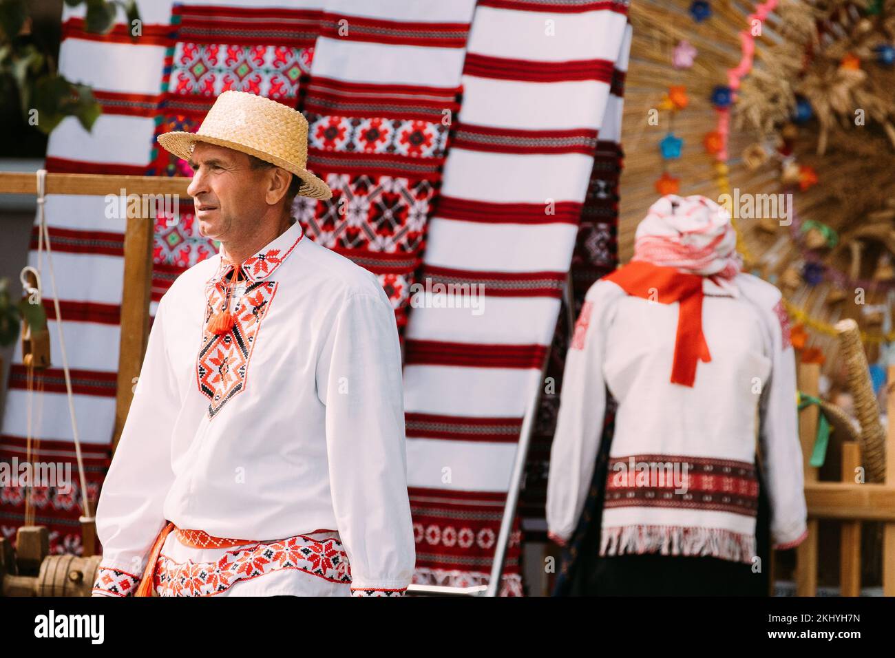 Hombre adulto con ropa tradicional bielorrusa en el Festival Folk de Minsk, Bielorrusia. Foto de stock
