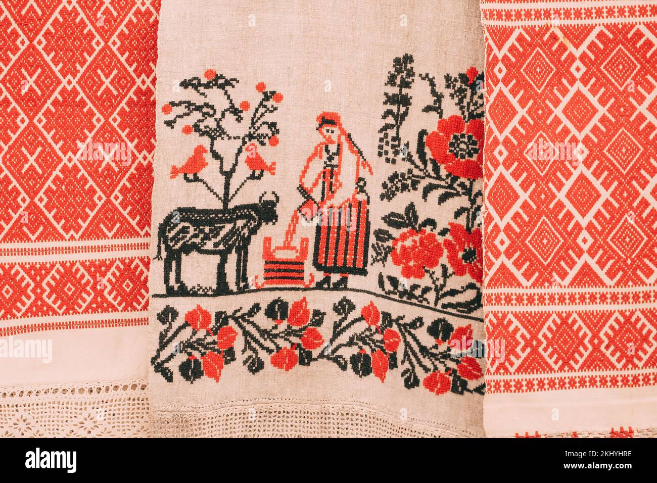 Toalla tradicional bielorrusa que representa escena de la vida rural. Rushnik es tela decorativa y ritual. Hecho de Lino o Algodón que normalmente representa wo Foto de stock