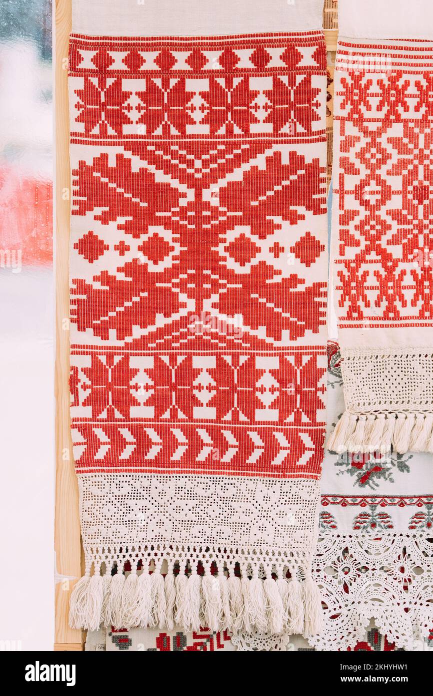El tradicional Rushnyk bielorruso o Rushnik es tela decorativa y ritual. Hecho de Lino o Algodón Representa generalmente diseños tejidos o bordados, Foto de stock