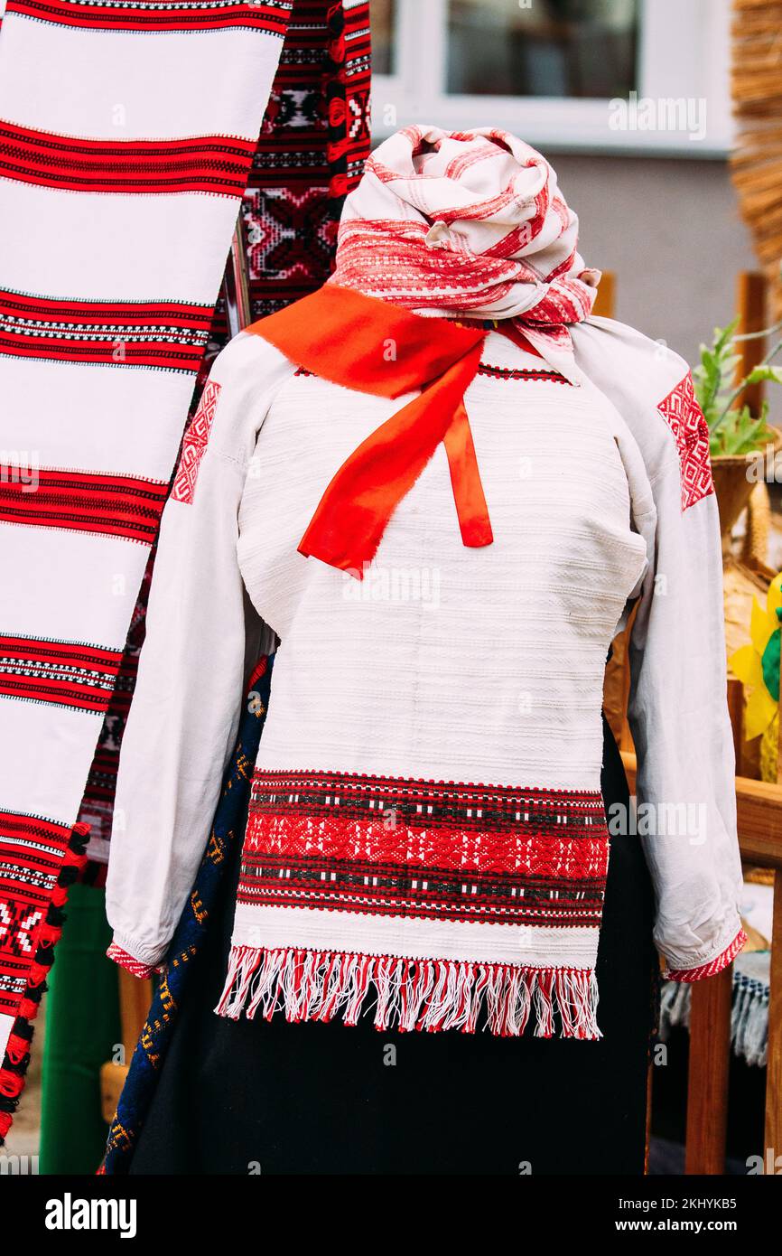 Ropa tradicional bielorrusa bordada. Cultura bielorrusa. Símbolos nacionales. Variedad de Ornamentos y Colores. Foto de stock