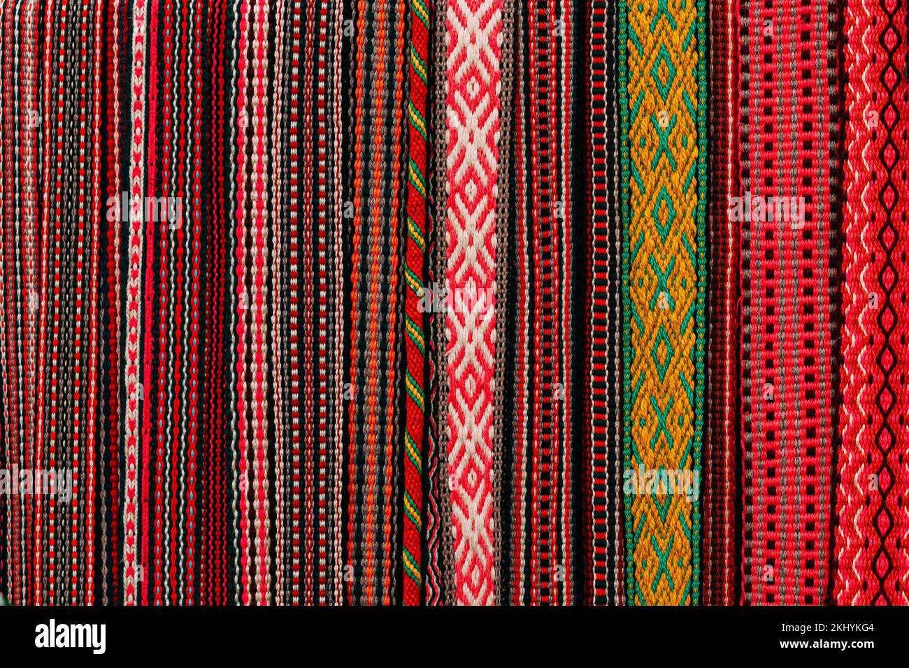 Primer plano. Cinturones trenzados tradicionales bielorrusos. Variedad de Ornamentos y Colores. Cultura bielorrusa. Símbolos nacionales. Foto de stock