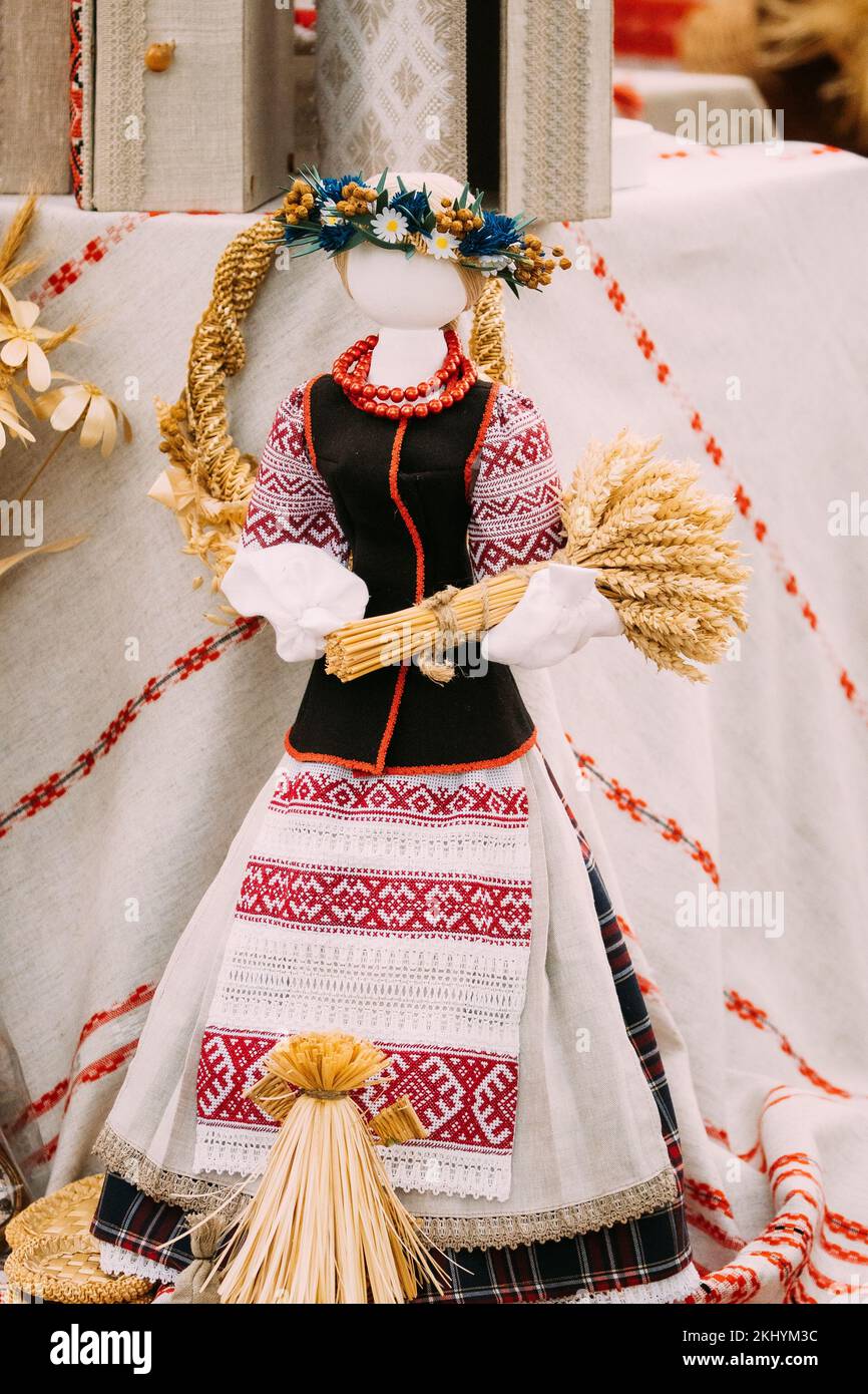Muñeca de mimbre tradicional hecha de lino y paja. Cultura bielorrusa. Juguetes viejos. Materiales ecológicos. Tradiciones y rituales. Tejido de muñecas eslavas Cultu Foto de stock
