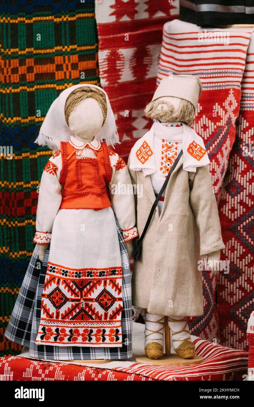 Muñecas de mimbre con ropa tradicional bielorrusa. Cultura Eslava de Tejido de Muñecas. Muñecas tradicionales de mimbre hechas de lino y paja. Cultura bielorrusa. Eco Foto de stock