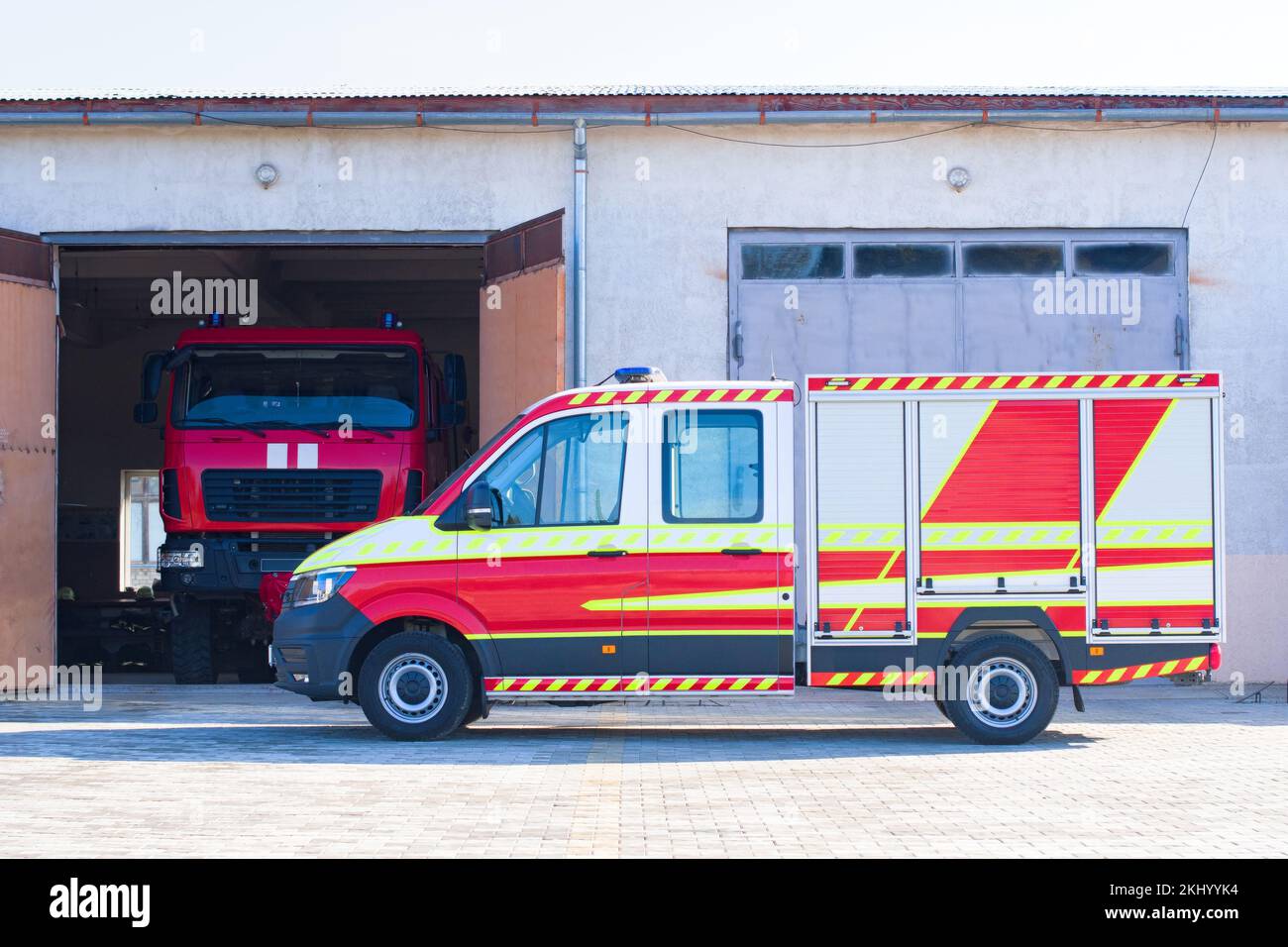 Motor contra incendios con equipo Permanezca en el departamento de bomberos y listo para el desafío Foto de stock