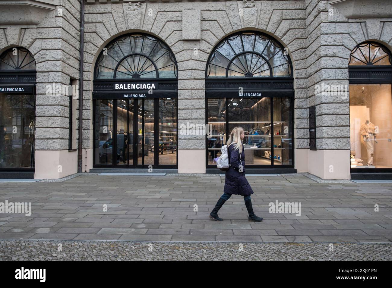 Escaparate de una tienda Balenciaga en Berlín el 24 de noviembre de 2022.  La casa de moda de lujo hispano-francesa Balenciaga está siendo criticada.  La razón es la última campaña, en la