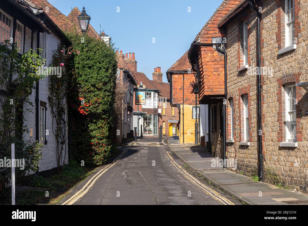 Centro de Midhurst, vista a lo largo de la histórica Wool Lane, West Sussex, Inglaterra, Reino Unido Foto de stock