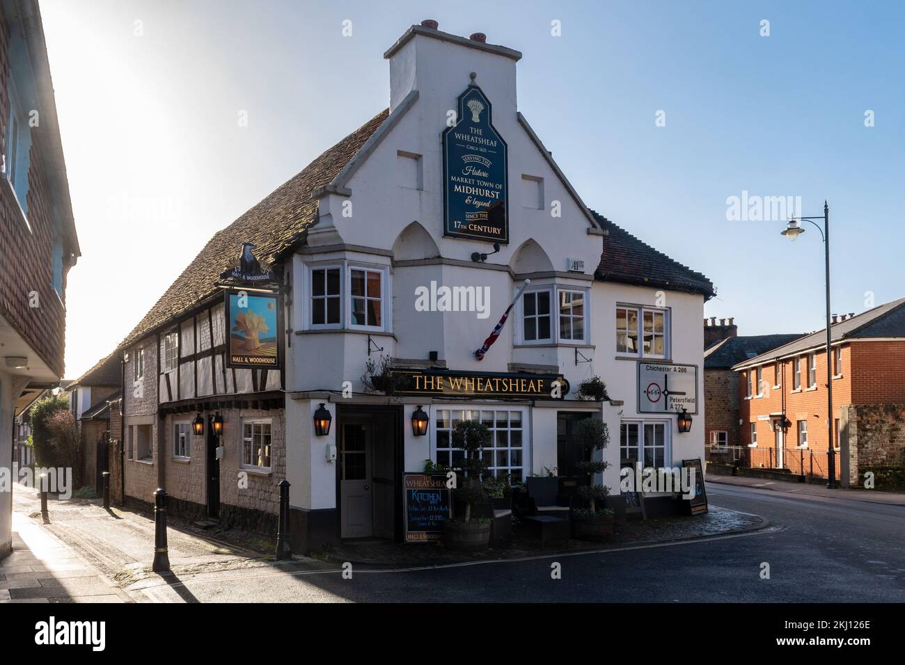 Histórico pub Wheatsheaf que data del siglo 17th en el centro de Midhurst, West Sussex, Inglaterra, Reino Unido Foto de stock