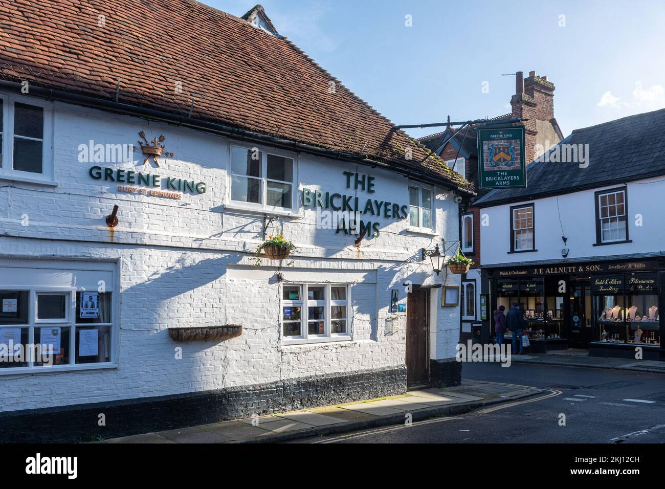 The Bricklayers Arms, un pub histórico Greene King en el centro de Midhurst, West Sussex, Inglaterra, Reino Unido Foto de stock