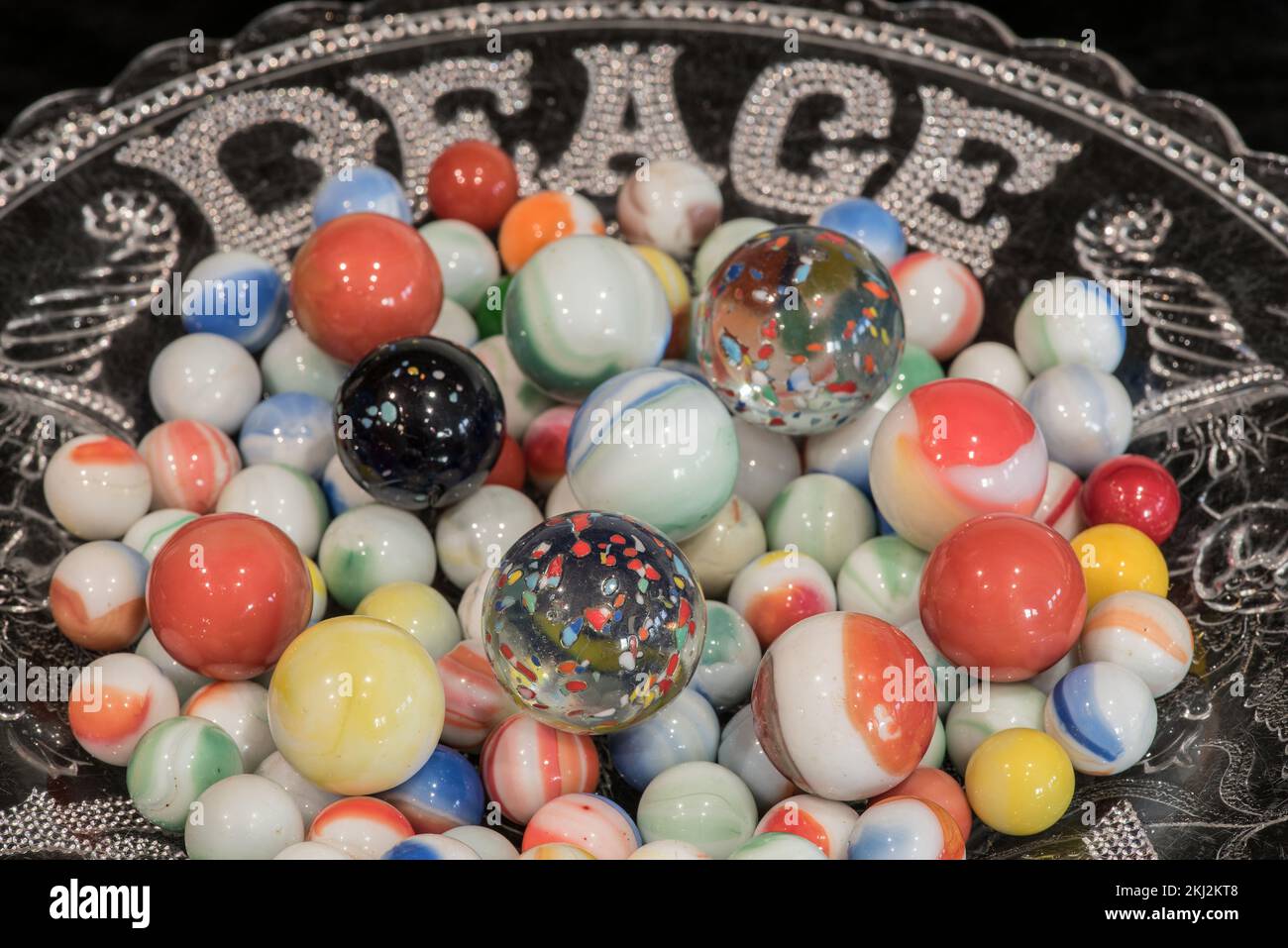 Coloridos mármoles clásicos en un plato de cristal 'Peace & Plenty' Foto de stock