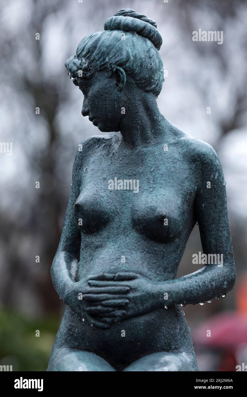 Irlanda, Dublín, Merrion Square Park, estatua de la mujer embarazada Foto de stock