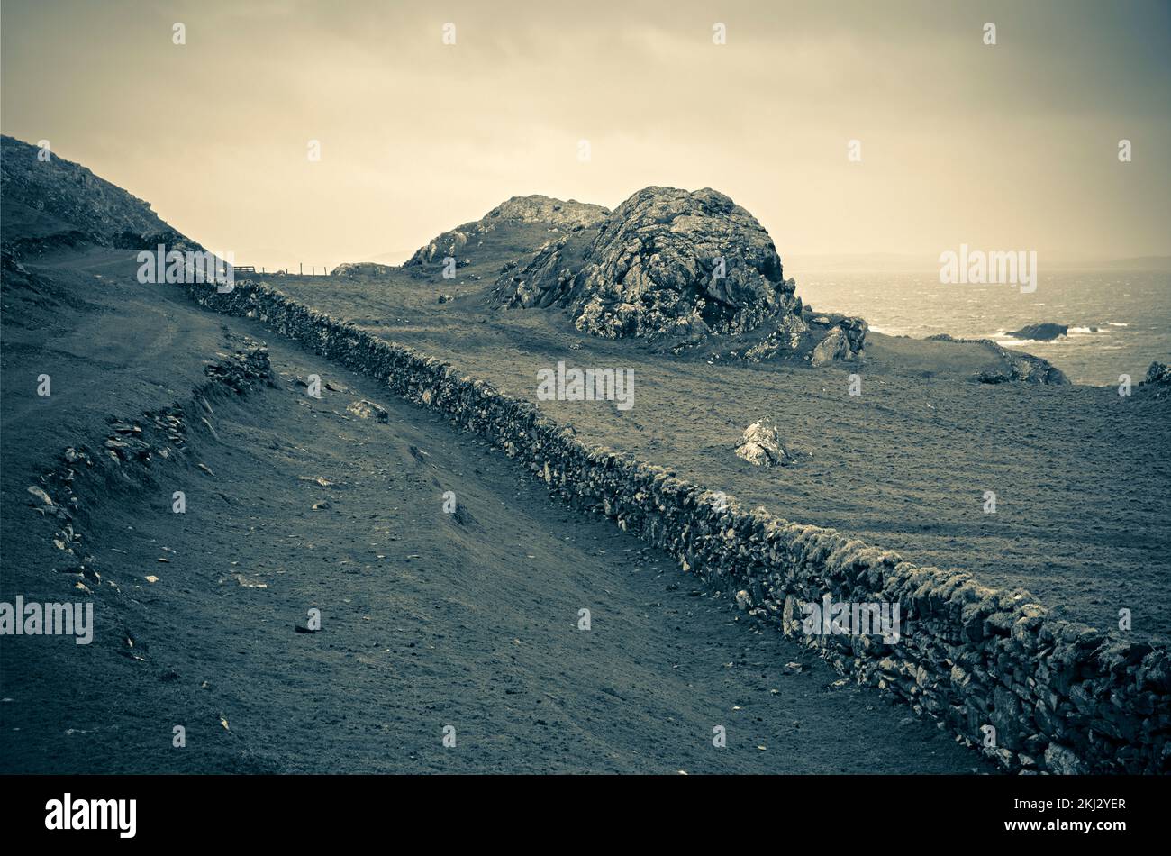 Irlanda, Inishbofin, una isla en las islas más occidentales de la costa irlandesa, paredes de piedra seca Foto de stock