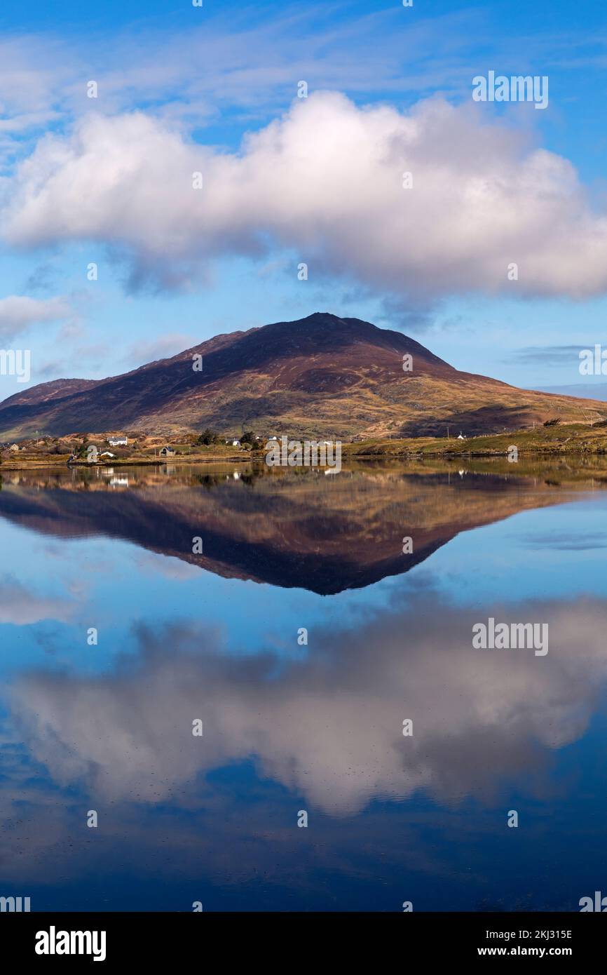 Irlanda, Connemara, Parque Nacional de Connemara, reflejo del paisaje en un lago. Foto de stock