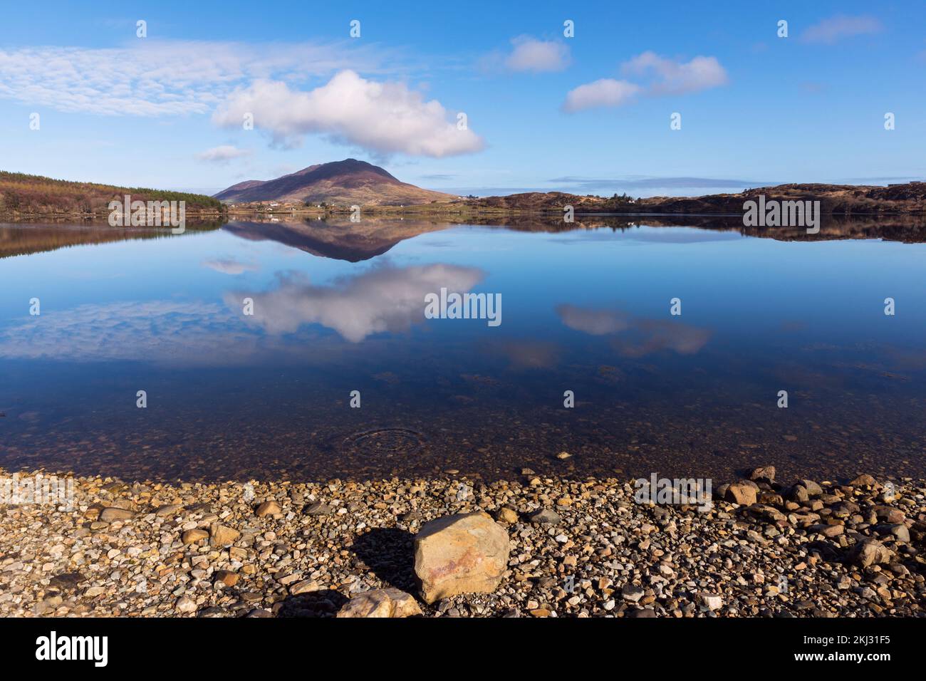 Irlanda, Connemara, Parque Nacional de Connemara, reflejo del paisaje en un lago. Foto de stock