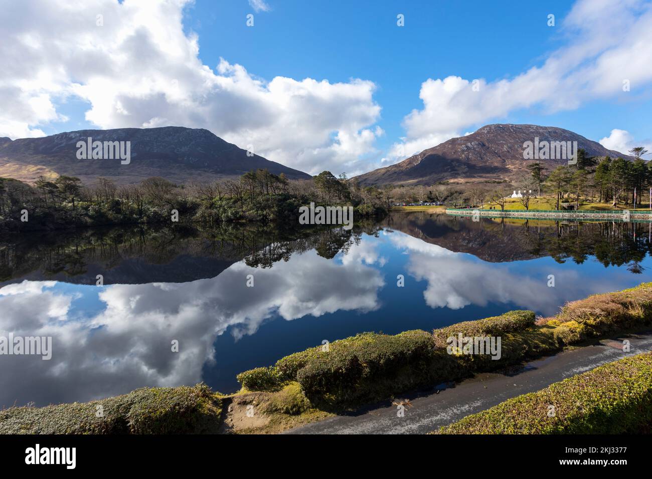 Irlanda, Connemara, Condado de Galway. Castillo de Kylemore. paisaje de lago y montañas. Foto de stock