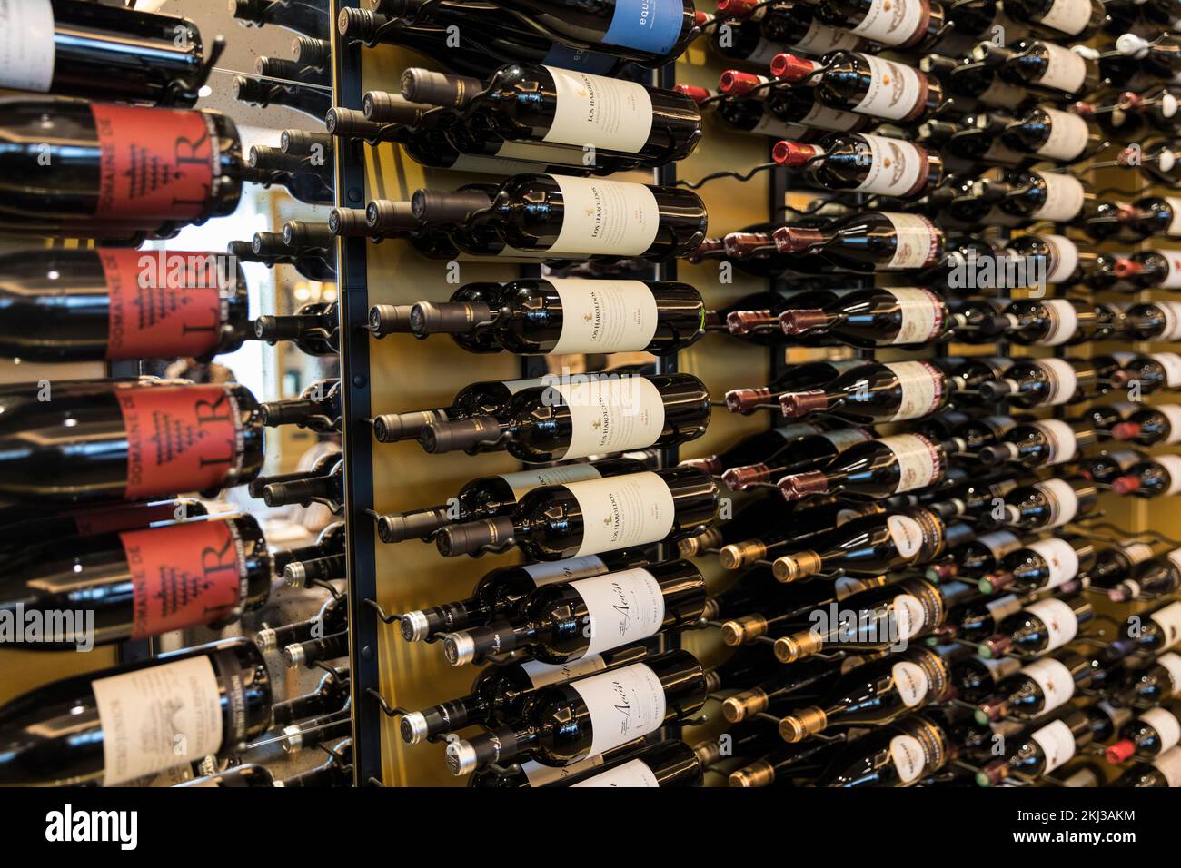 botellas de vino almacenadas en un estante Foto de stock