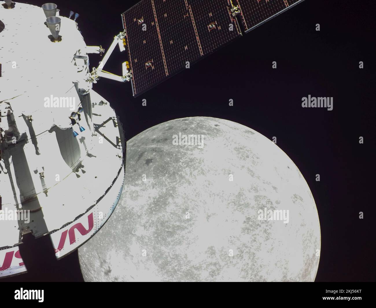Órbita de la Tierra, órbita de la Tierra. 21 de noviembre de 2022. Selfie de la cápsula de la tripulación de Orión durante el acercamiento más cercano a la Luna en la parte inferior derecha mientras se posiciona para un vuelo lunar, en el día seis de vuelo de la misión Artemis I de la NASA, el 21 de noviembre de 2022, en órbita terrestre. La imagen fue capturada por una cámara en la punta de uno de los paneles solares cuando se aproximaba a la luna. Crédito: NASA/NASA/Alamy Live News Foto de stock