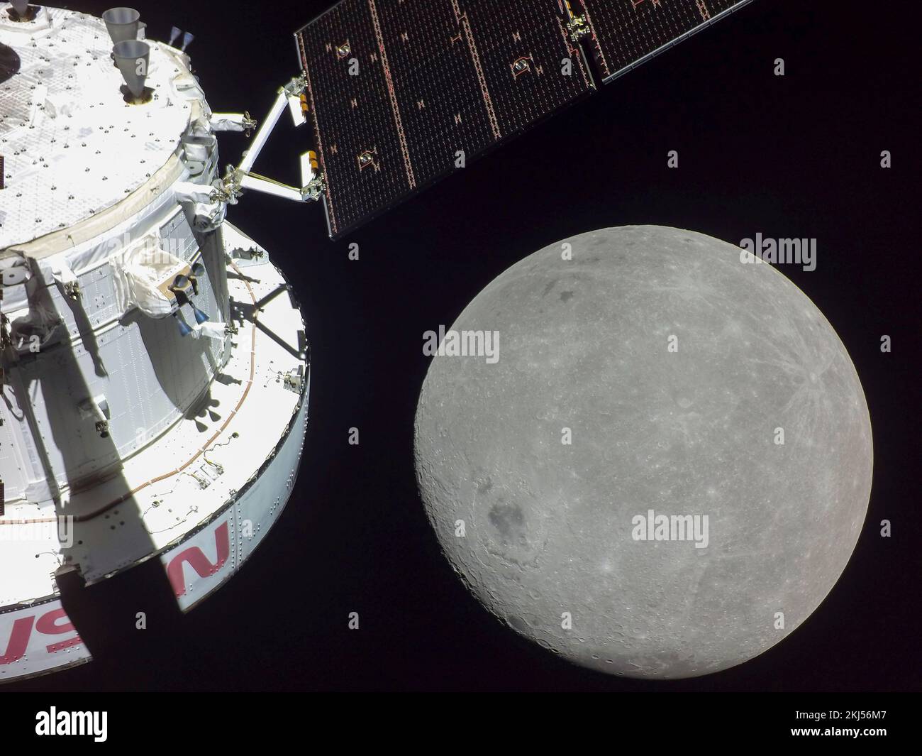 Órbita de la Tierra, órbita de la Tierra. 21 de noviembre de 2022. Selfie de la cápsula de la tripulación de Orión durante el acercamiento más cercano a la Luna en la parte inferior derecha mientras se posiciona para un vuelo lunar, en el día seis de vuelo de la misión Artemis I de la NASA, el 21 de noviembre de 2022, en órbita terrestre. La imagen fue capturada por una cámara en la punta de uno de los paneles solares cuando se aproximaba a la luna. Crédito: NASA/NASA/Alamy Live News Foto de stock