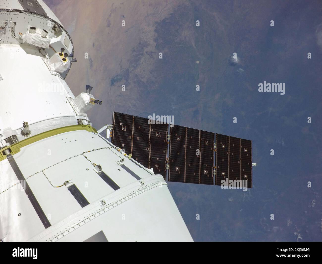 Órbita de la Tierra, órbita de la Tierra. 16 de noviembre de 2022. Selfie de la cápsula de la tripulación de Orión con la Tierra después de desplegar uno de los paneles solares poco después del lanzamiento en el primer día de vuelo de la misión Artemis I de la NASA, el 16 de noviembre de 2022, en órbita terrestre. La imagen fue captada por una cámara en la punta de uno de los paneles solares mientras salía de la atmósfera de la Tierra. Crédito: NASA/NASA/Alamy Live News Foto de stock