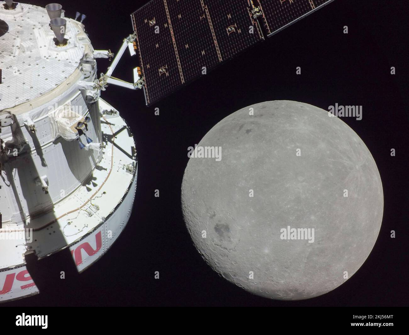 Órbita de la Tierra, órbita de la Tierra. 21 de noviembre de 2022. Selfie de la cápsula de la tripulación de Orión durante el acercamiento más cercano a la Luna en la parte inferior derecha mientras se posiciona para un vuelo lunar, en el día seis de vuelo de la misión Artemis I de la NASA, el 21 de noviembre de 2022, en órbita terrestre. La imagen fue capturada por una cámara en la punta de uno de los paneles solares cuando se aproximaba a la luna. Crédito: NASA/NASA/Alamy Live News Foto de stock