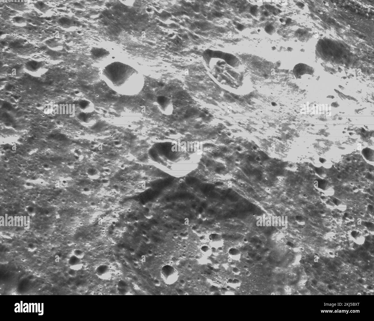 Órbita lunar, órbita terrestre. 21 de noviembre de 2022. Imágenes en blanco y negro de la superficie lunar mostrando cráteres capturados por la cámara óptica de navegación Orion durante el acercamiento más cercano a la Luna en el vuelo del sexto día de la misión Artemis I de la NASA, el 21 de noviembre de 2022, en órbita lunar. Crédito: NASA/NASA/Alamy Live News Foto de stock