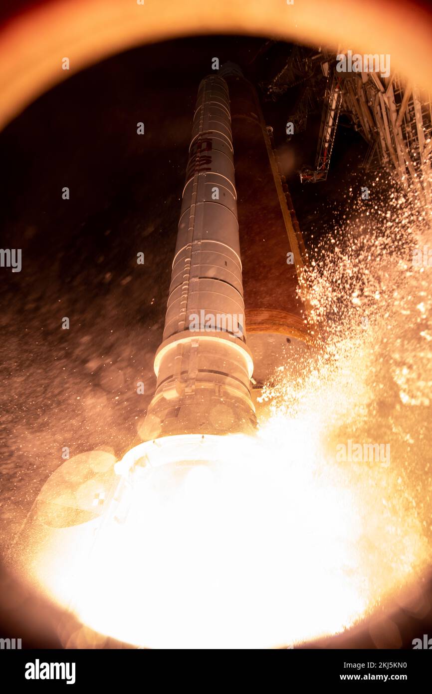 Centro Espacial Kennedy, Estados Unidos de América. 16 de noviembre de 2029. Las llamas se vierten desde los enormes propulsores de cohetes sólidos de elevación súper pesada del Sistema de Lanzamiento Espacial Artemis I de la NASA, que lleva la nave espacial Orion, mientras se despega de la plataforma de lanzamiento 39B en el Centro Espacial Kennedy, el 16 de noviembre de 2022, en Cabo Cañaveral, Florida. Después de varios intentos fallidos, la prueba de vuelo sin tripulación se levantó en la primera prueba de la misión de exploración del espacio profundo. Crédito: Chris Coleman y Kevin Davis/NASA/Alamy Live News Foto de stock