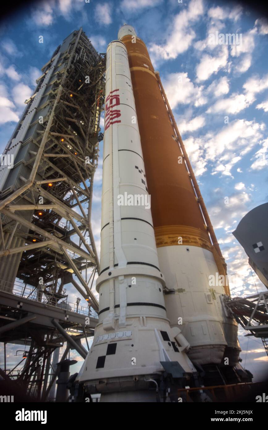 Centro Espacial Kennedy, Estados Unidos de América. 15 de noviembre de 2022. Una vista remota de ángulo amplio de los enormes propulsores de cohetes sólidos de elevación súper pesada que llevarán el Sistema de Lanzamiento Espacial Artemis I de la NASA y la nave espacial Orion a la órbita desde la plataforma de lanzamiento 39B en el Centro Espacial Kennedy, el 15 de noviembre de 2022, en Cabo Cañaveral, Florida. Después de varios intentos fallidos, se espera que la prueba de vuelo sin tripulación se levante el 16th de noviembre. Crédito: Chris Coleman y Kevin Davis/NASA/Alamy Live News Foto de stock