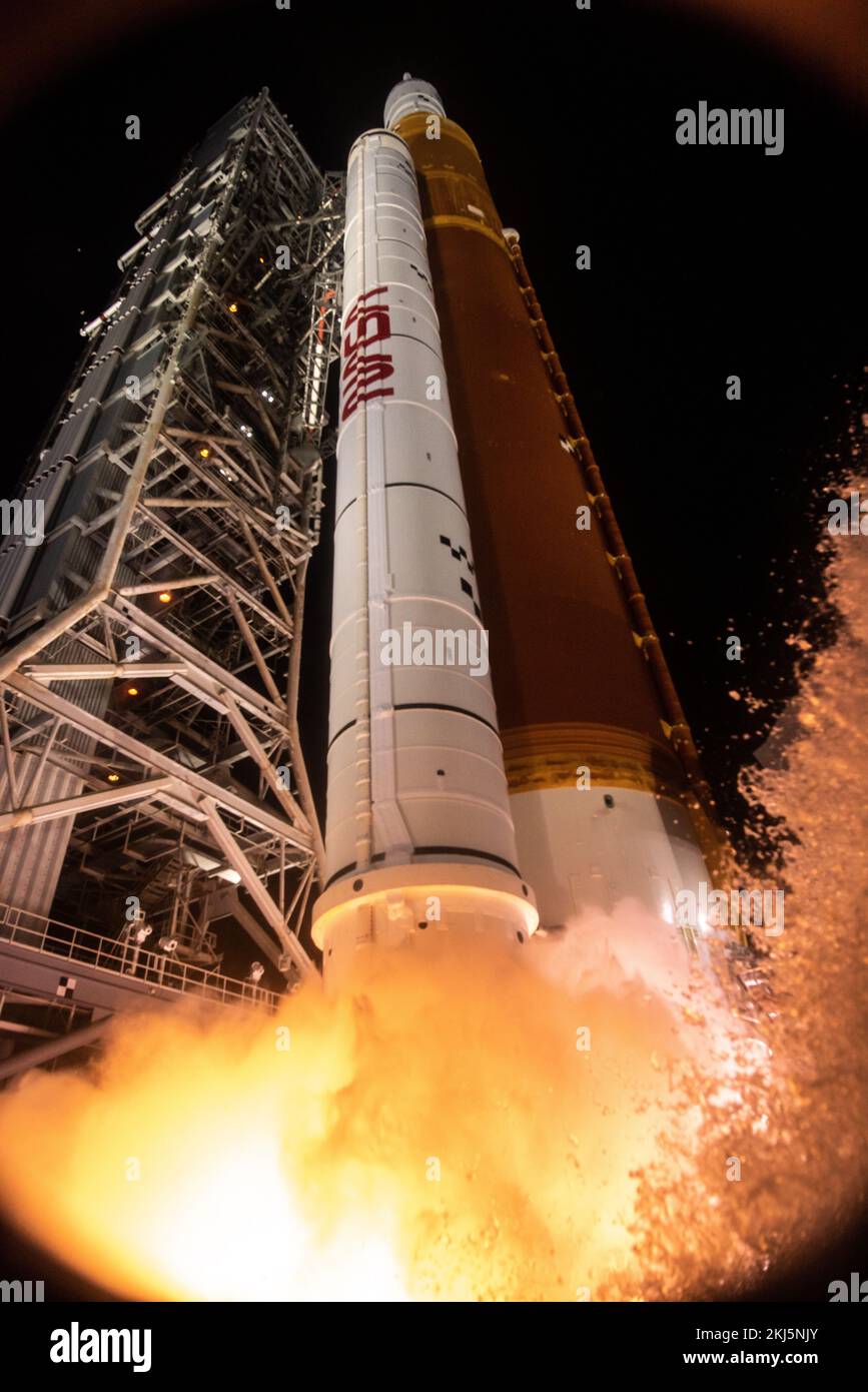 Centro Espacial Kennedy, Estados Unidos de América. 16 de noviembre de 2022. Las llamas se vierten desde los enormes propulsores de cohetes sólidos de elevación súper pesada del Sistema de Lanzamiento Espacial Artemis I de la NASA, que lleva la nave espacial Orion, mientras se despega de la plataforma de lanzamiento 39B en el Centro Espacial Kennedy, el 16 de noviembre de 2022, en Cabo Cañaveral, Florida. Después de varios intentos fallidos, la prueba de vuelo sin tripulación se levantó en la primera prueba de la misión de exploración del espacio profundo. Crédito: Chris Coleman y Kevin Davis/NASA/Alamy Live News Foto de stock