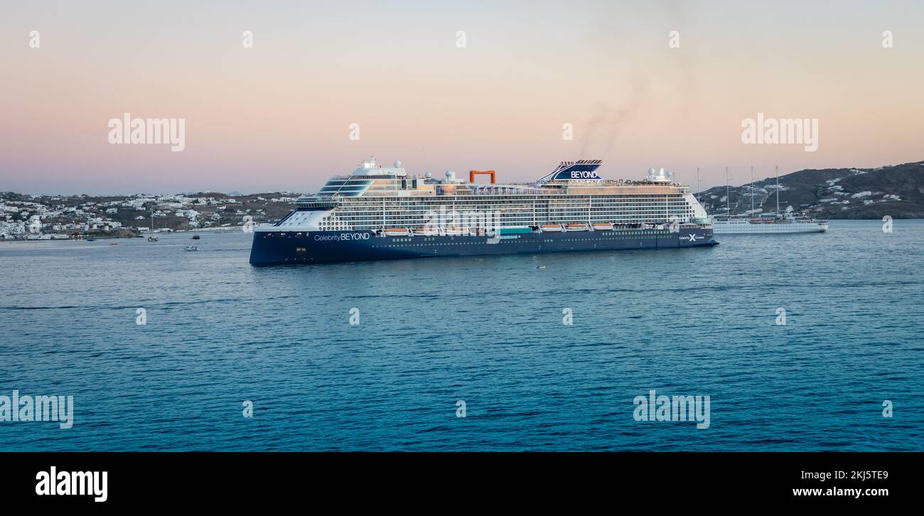 MYKONOS, GRECIA - 11 DE SEPTIEMBRE de 2022: Crucero más allá de Celebrity Cruises en el puerto de la isla de Mykonos, Grecia. Foto de stock