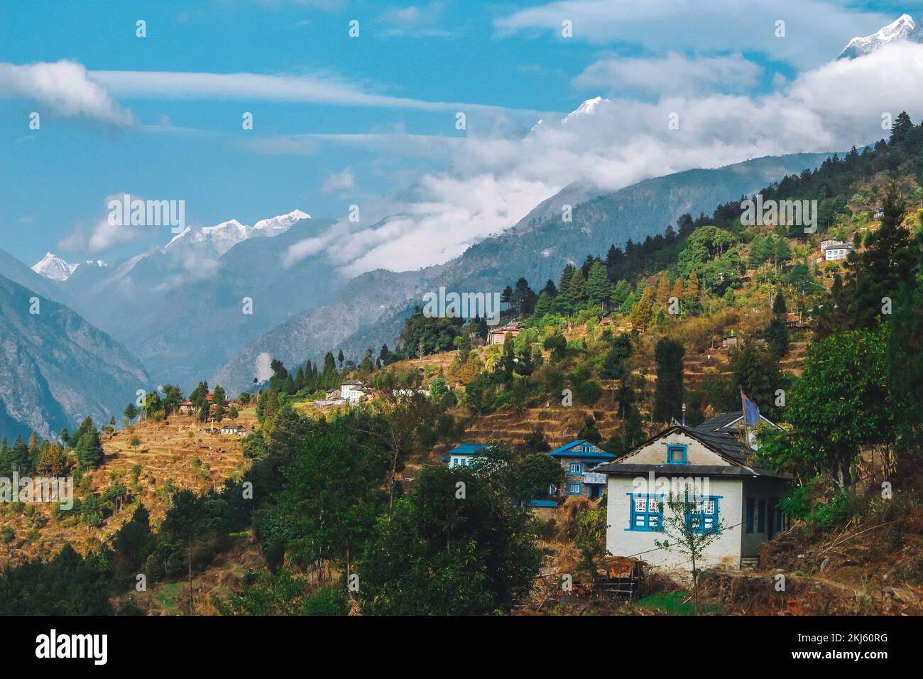 Namchebazaar, Valle Khumjung y Himalayas del Everest Campo Base Trekking en Solukhumbu, Nepal con banderas de oración budista y rueda Foto de stock