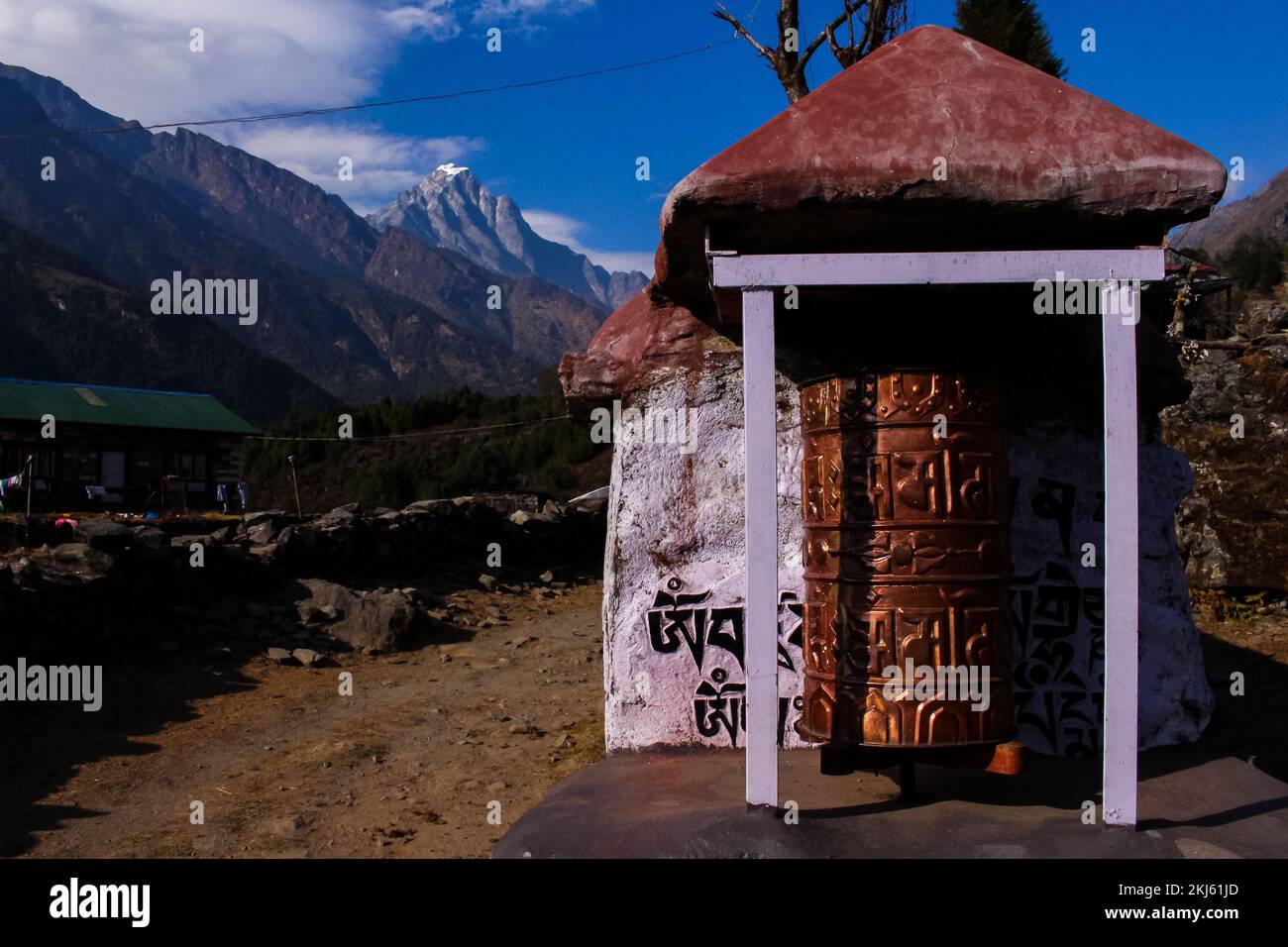 Namchebazaar, Valle Khumjung y Himalayas del Everest Campo Base Trekking en Solukhumbu, Nepal con banderas de oración budista y rueda Foto de stock