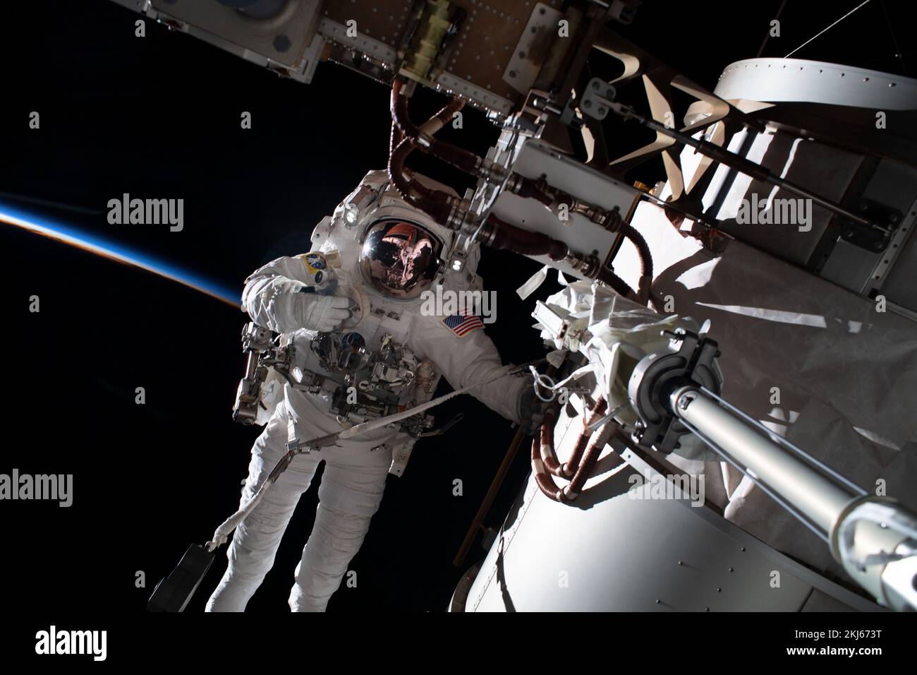 Estación Espacial Internacional, Orbita Terrestre. 15 de noviembre de 2022. El astronauta de la NASA y el ingeniero de vuelo de la Expedición 68 Frank Rubio durante una caminata espacial fuera de la Estación Espacial Internacional, el 15 de noviembre de 2022 en órbita terrestre. La caminata espacial de 7 horas y 11 minutos para montar un soporte de montaje fue la primera para Rubio y su compañero Josh Cascada. Crédito: Josh Cascada/NASA/Alamy Live News Foto de stock