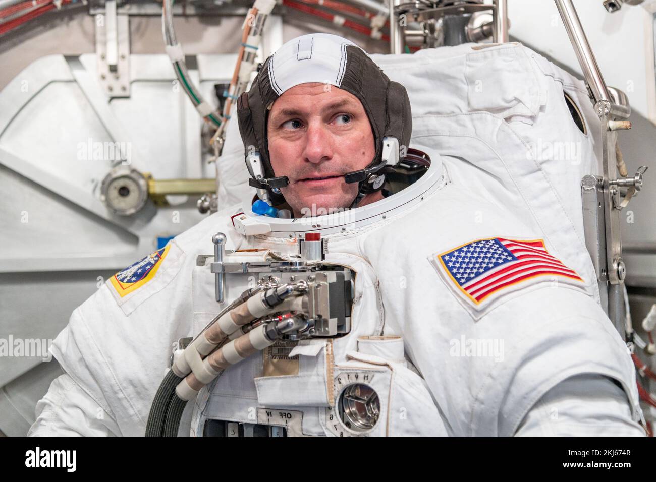 Houston, Estados Unidos. 07 de abril de 2021. El astronauta Josh Cassada de la NASA lleva el traje espacial EMU de la NASA durante su entrenamiento en el Centro Espacial Johnson de la NASA, el 7 de abril de 2021 en Houston, Texas. Crédito: NASA/NASA/Alamy Live News Foto de stock