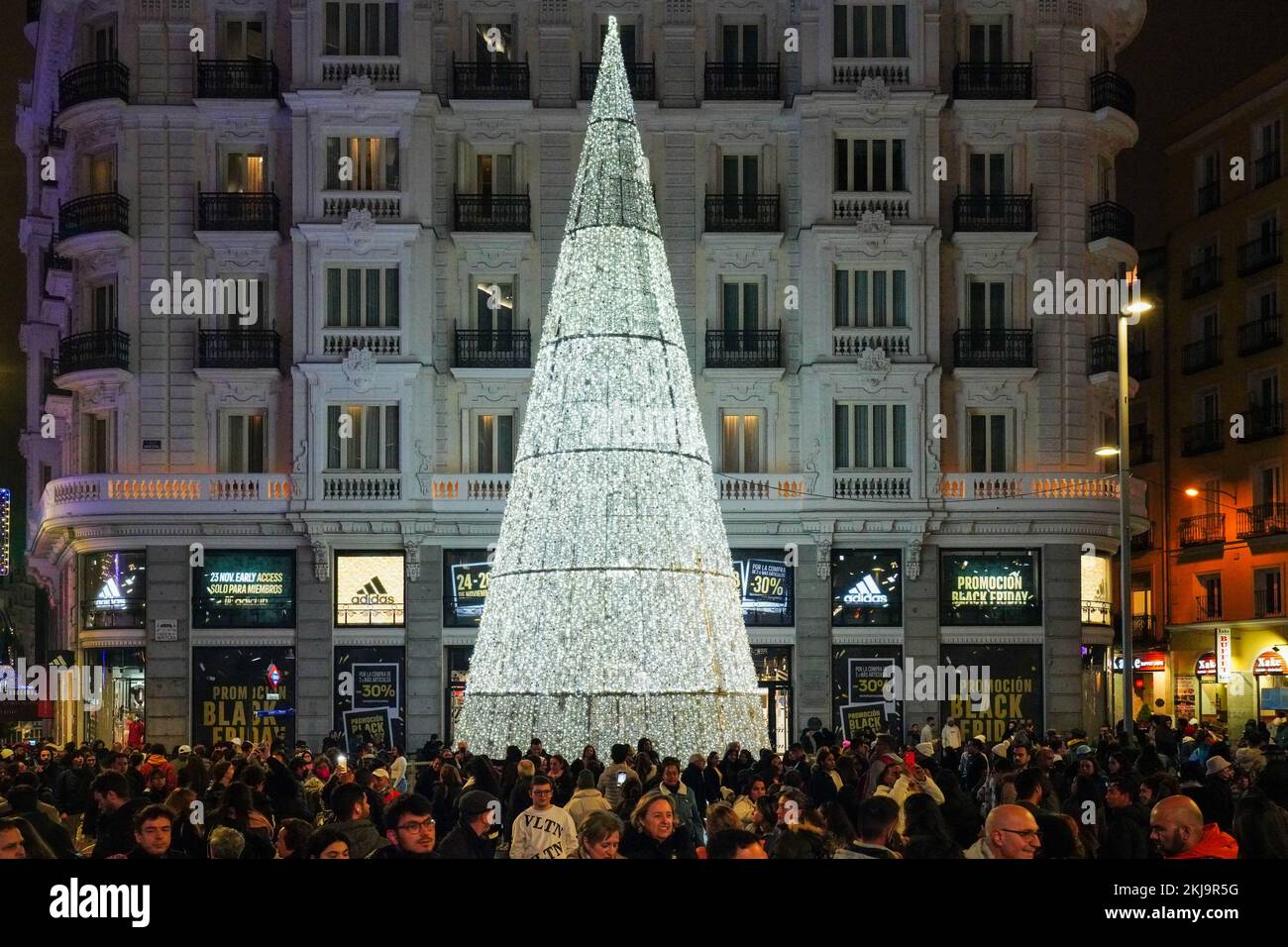 Madrid, España. Jueves, 24 de Noviembre, 2022. Las luces navideñas se encienden en Madrid, España. Foto: Richard Gray/Alamy Live News Foto de stock