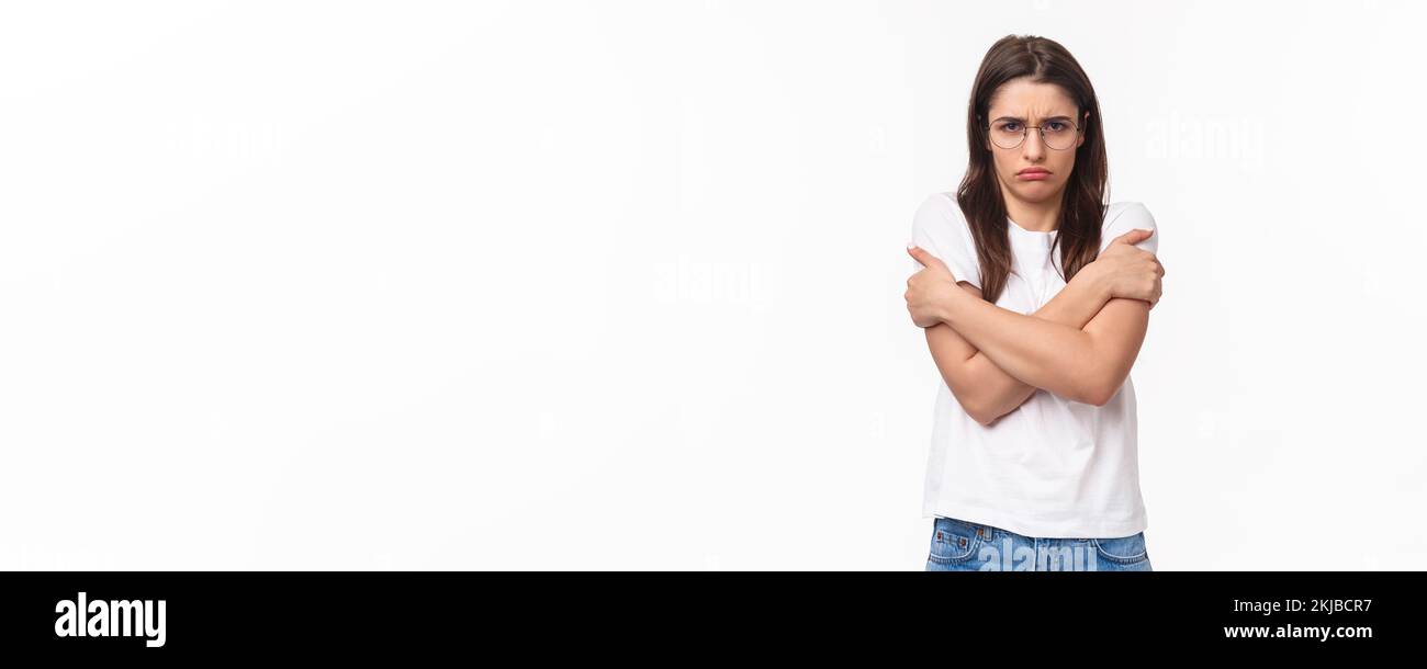 Retrato de cintura arriba de una mujer disgustada y reacia se siente insultada e insegura, malestar como estar cerca de la persona borracha, no me toque, no se quede, mira Foto de stock