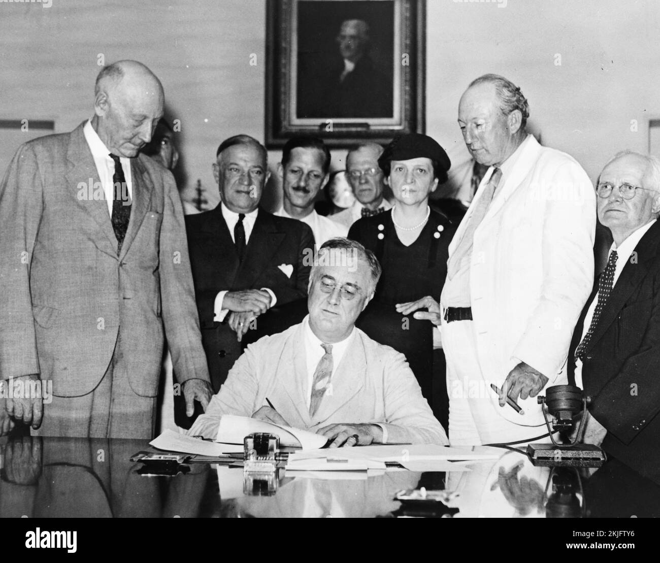El presidente ESTADOUNIDENSE Franklin D Roosevelt firma la Ley de Seguridad Social, el 14 de agosto de 1935 Foto de stock
