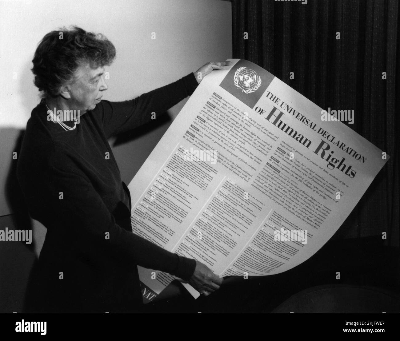 Eleanor Roosevelt con la Declaración Universal de Derechos Humanos, que incluye las Cuatro Libertades de Franklin Roosevelt. Foto de stock
