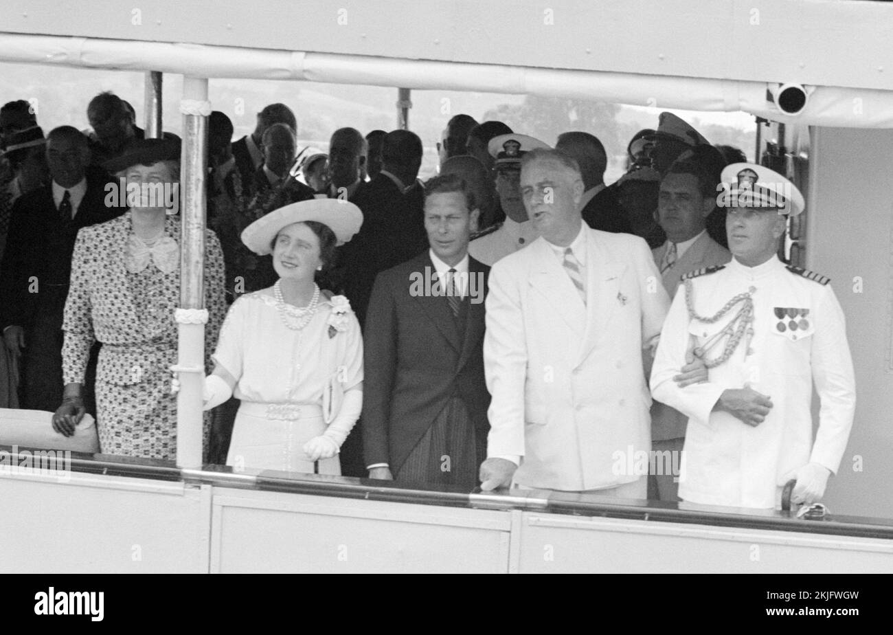 Los Roosevelt con el rey George VI y la reina Elizabeth, navegando de Washington, D.C., a Mount Vernon, Virginia, En el USS Potomac durante la primera visita de un monarca británico reinante (9 de junio de 1939) Foto de stock
