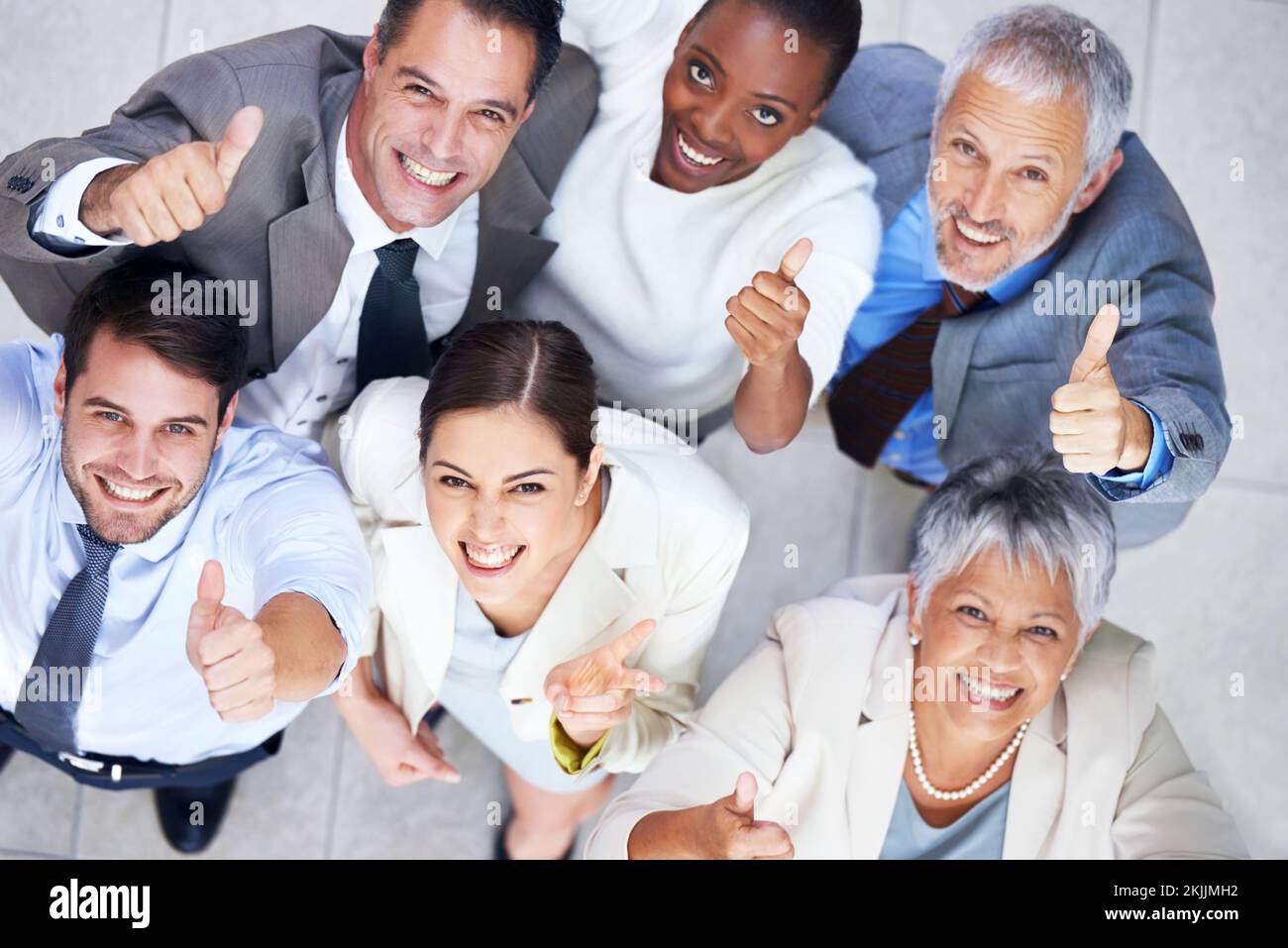 Espíritu de equipo empresarial. Retrato de un grupo de empresarios entusiastas que muestran los pulgares hacia arriba. Foto de stock