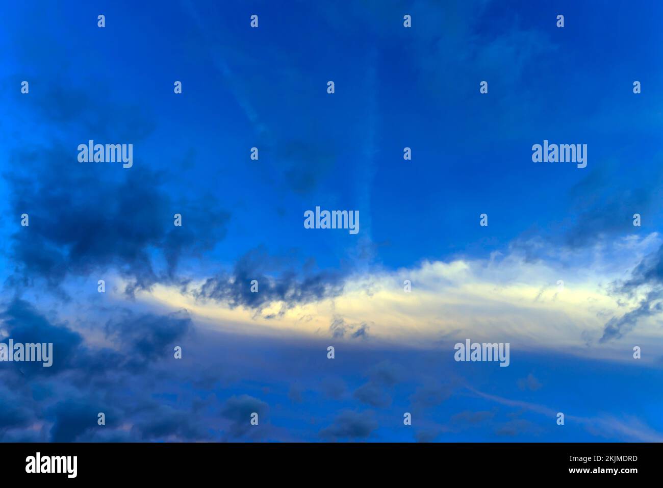 Varias estructuras de nubes en el cielo azul, Baviera, Alemania, Europa Foto de stock