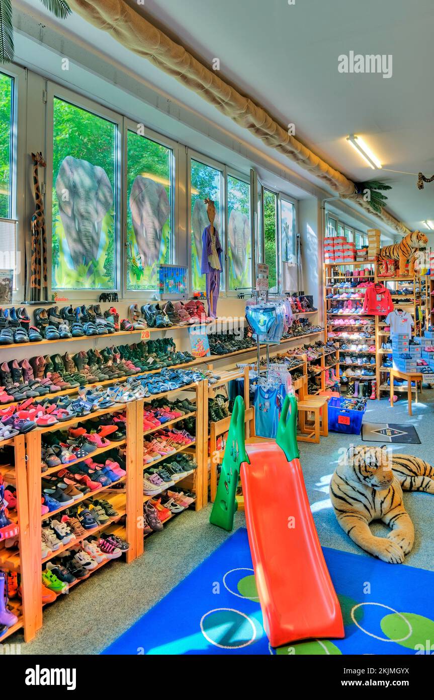 Zapatos para niños, ropa para niños, tienda, venta al por menor, comercio  de zapatos, moda, compras Fotografía de stock - Alamy