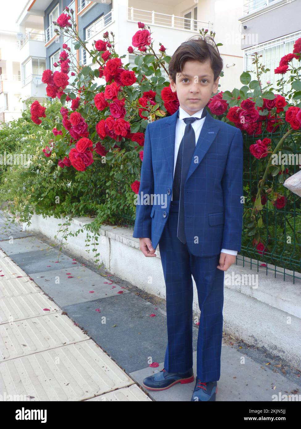 Hombre de negocios joven al aire libre con un traje elegante. Retrato de un  niño en un traje Fotografía de stock - Alamy