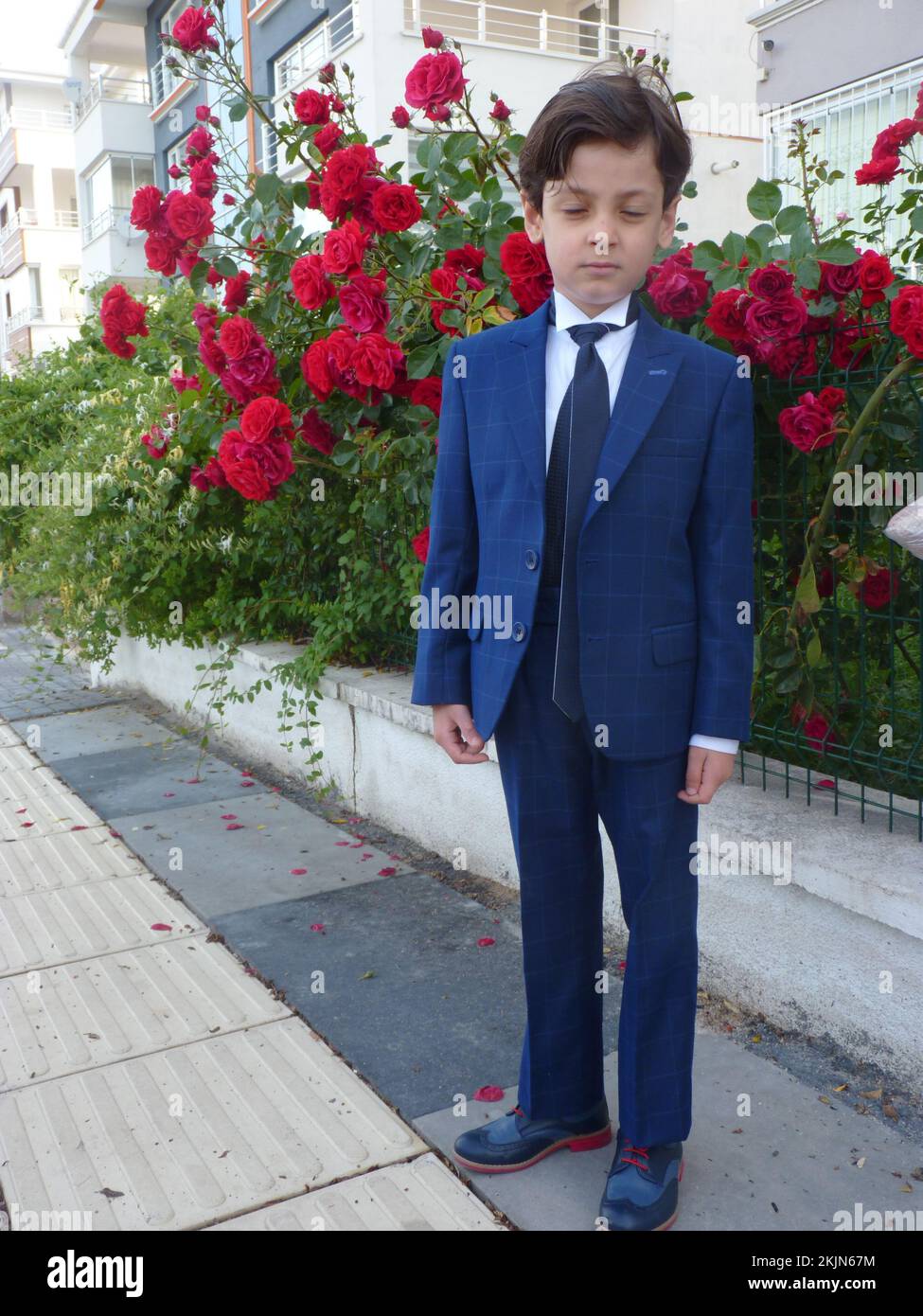 Hombre de negocios joven al aire libre con un traje elegante. Retrato de un  niño en un traje Fotografía de stock - Alamy