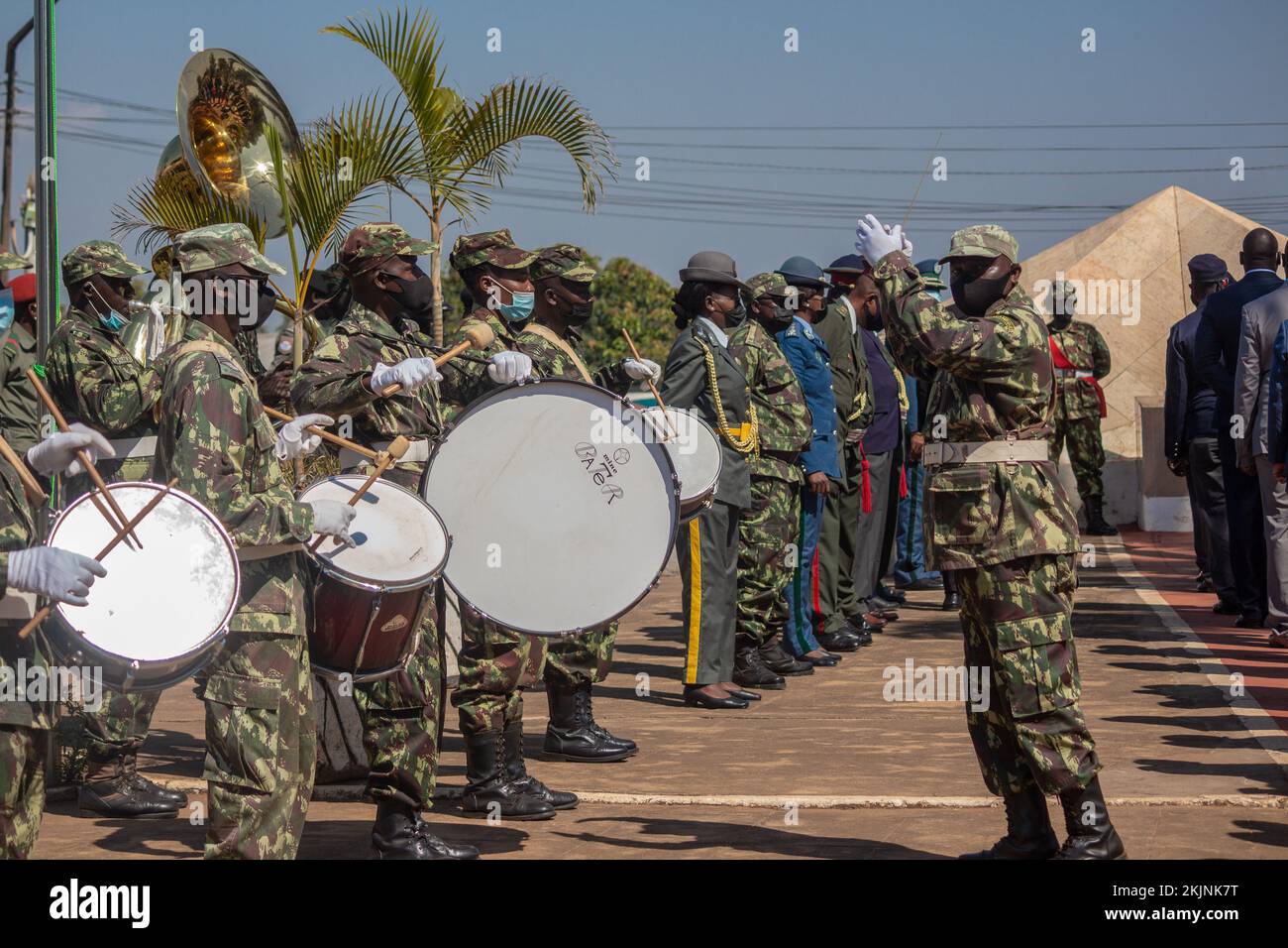 Banda militar dirigida por un director Foto de stock