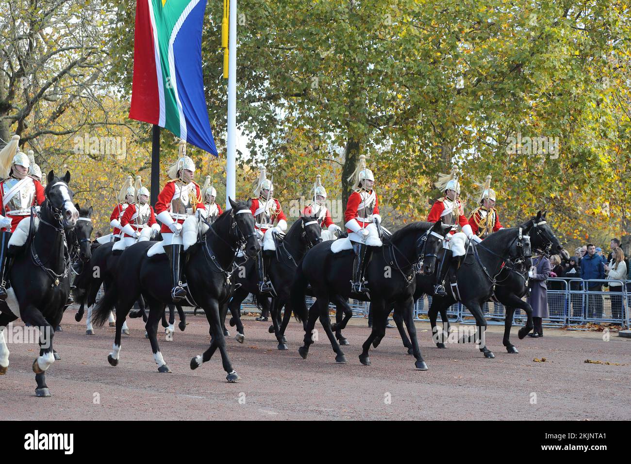Londres, Reino Unido. 22nd de noviembre de 2022. Desfile en el Mall for the State Visit organizado por el Rey Charles para el Presidente de Sudáfrica Cyril Ramaphosa. Cabalgatas en el centro comercial. Foto de stock