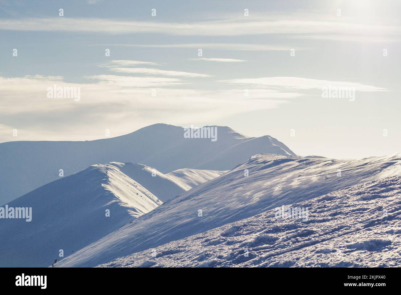 Empinadas montañas con cielo pacífico paisaje foto Foto de stock