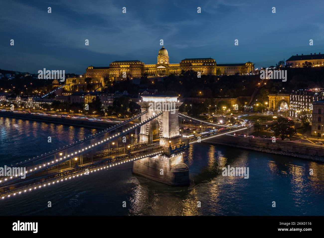 Vista aérea del Palacio Buda y el Puente de las Cadenas Szechenyi sobre el río Danubio al anochecer en Budapest, Hungría. Foto de stock