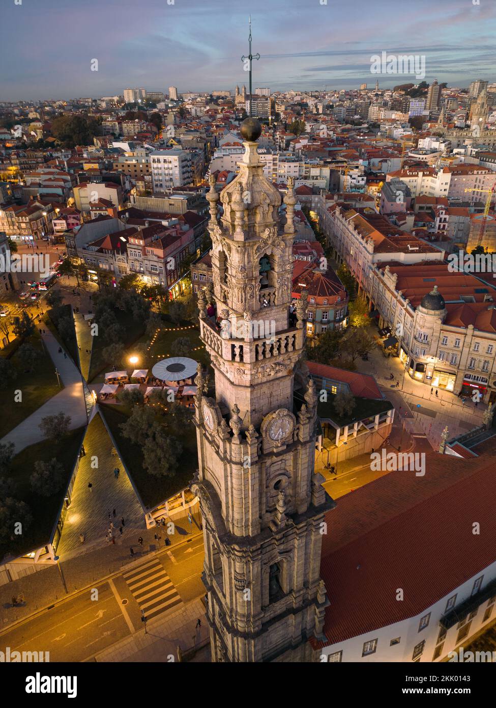 Vista aérea de la Torre de los Clerigos del siglo 18th (en portugués: Torre dos Clerigos) al anochecer en Porto (Oporto), Portugal. Foto de stock