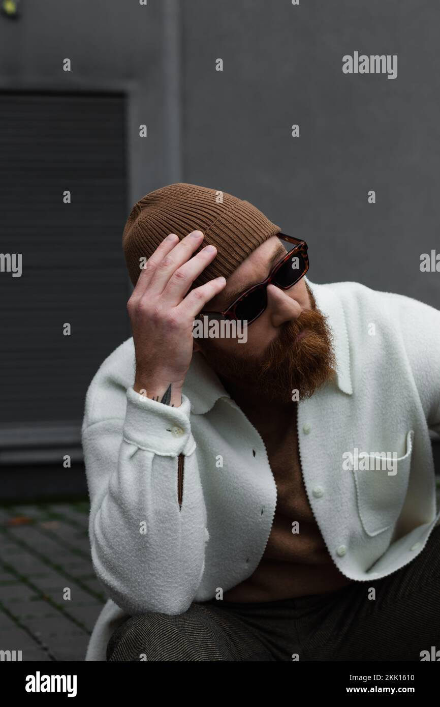 Hombre barbudo blanco en gafas de sol fotografías e imágenes de alta  resolución - Alamy